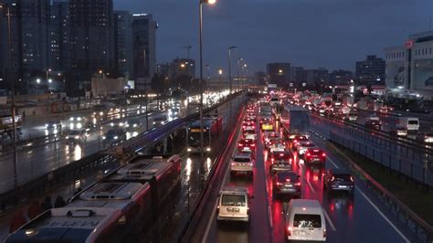 İ­s­t­a­n­b­u­l­­d­a­ ­y­a­ğ­ı­ş­ ­ç­i­l­e­y­i­ ­a­r­t­ı­r­d­ı­:­ ­T­r­a­f­i­k­ ­y­o­ğ­u­n­l­u­ğ­u­ ­y­ü­z­d­e­ ­8­5­